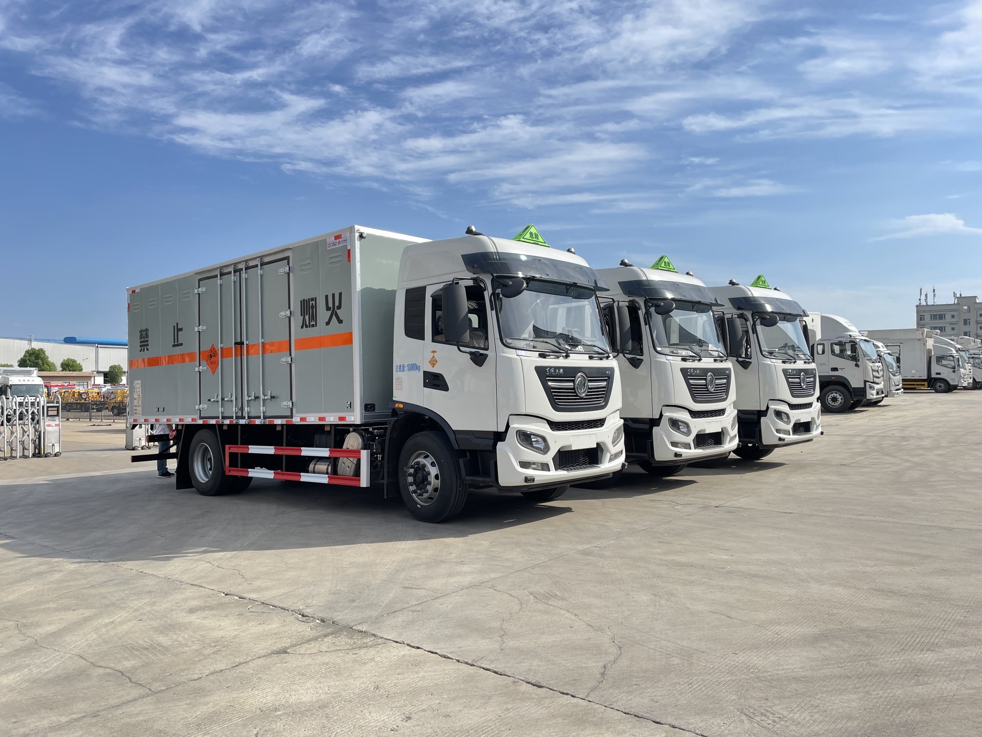 支持西部大發展齊發3臺東風天錦6.2米爆破器材運輸車