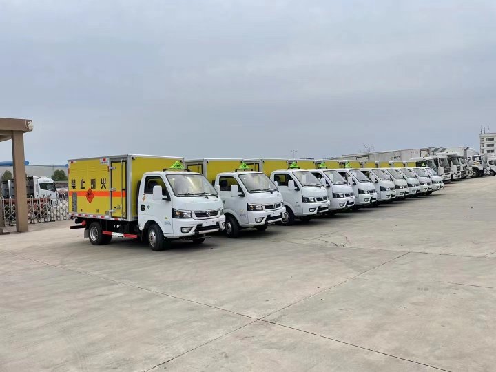 東風(fēng)途逸2噸藍(lán)牌炸藥車