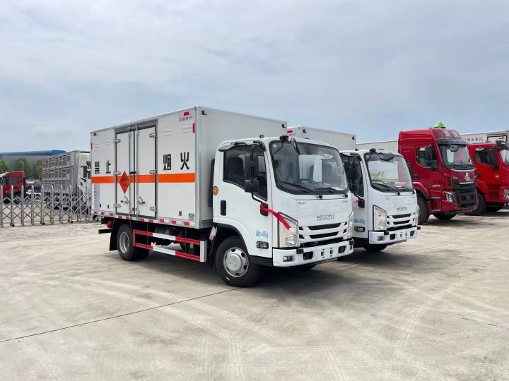 五十鈴藍(lán)牌4.15米爆破器材運輸車