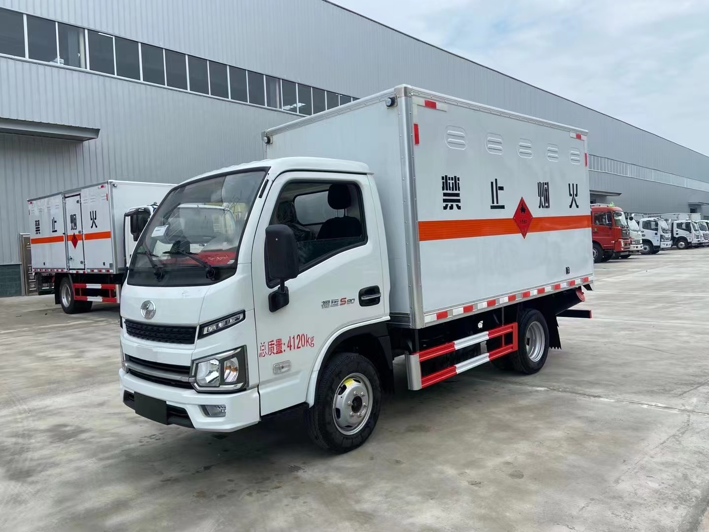 躍進(jìn)柴油版3.4米甲醇運(yùn)輸車