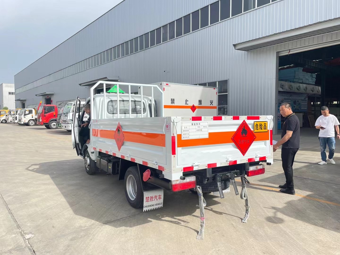 東風途逸汽油版3米氣瓶運輸車