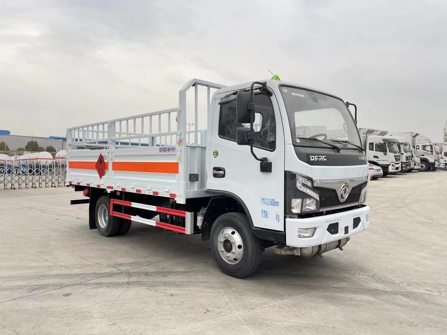 東風(fēng)福瑞卡4.1米氣瓶運輸車/黃牌