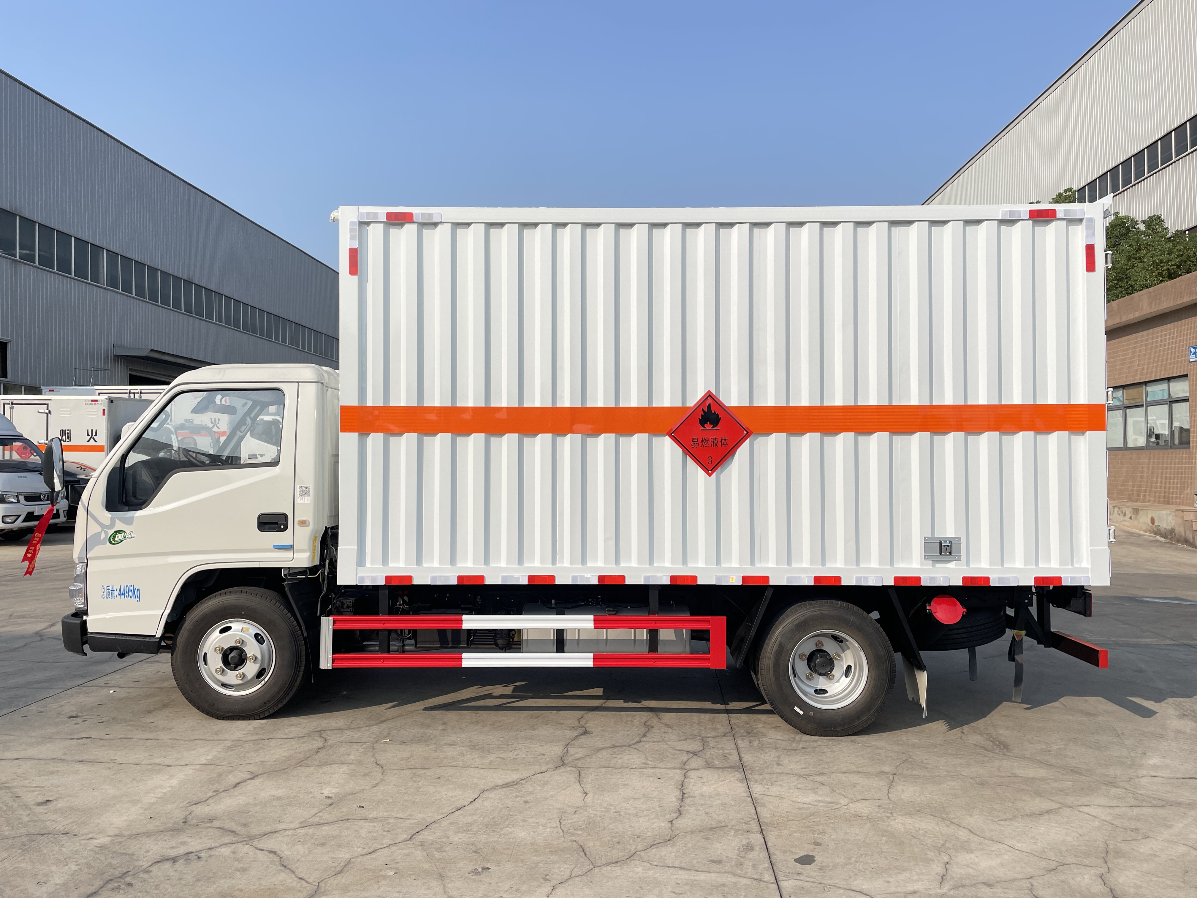 江鈴順達(dá)藍(lán)牌4.2米易燃液體廂式運輸車